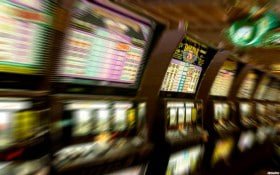 8880VIP Android APP Interface မြင်ကွင်း — Myanmar ဘာသာ Menu နှင့် Live Casino ကဏ္ဍ
